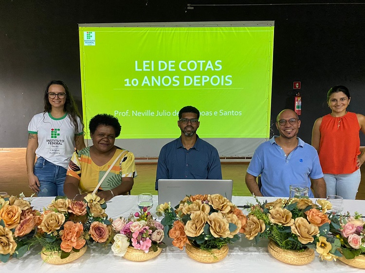 Sentados à mesa, sra. Angela, prof. Neville e o presidente da CPPIR Local, prof. Fernando